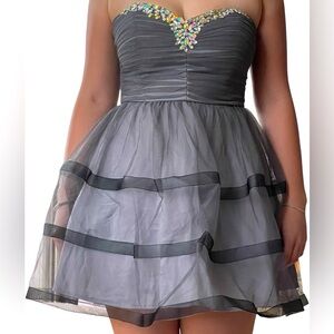 🩶🩶Elegant MASQUERADE Gray Strapless Dress size 9/10
